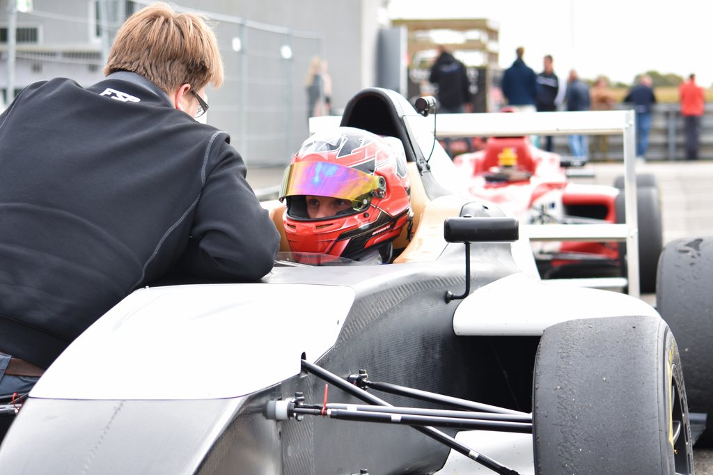 Aske Nygaard Bramming i Formel 4 racer, ved testdagen på Padborg Park
(Foto: Claus Nygaard)